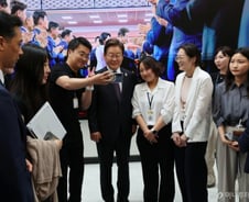 이재명 대통령, 구내식당서 점심 식사 후 기자단과 '깜짝 티타임'