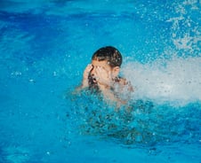 입가에 울긋불긋 수포, 눈까지?…물놀이 즐기다 '헤르페스 각막염'