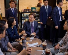 '통님'이라 불리며 기자들과 연이틀 깜짝 만남···이재명 대통령의 일주일