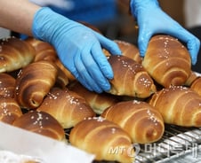 "열사병 겁나네" 무더위에 땀 뻘뻘…'소금빵' 먹으면 도움 될까?