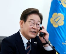 '취임 일주일' 이재명 대통령 "잘한다 53%"… 尹때 보다 5%P 높아