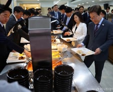 '소통왕' 이재명 대통령, 사흘 연속 기자들과 점심시간 '번개 만남'