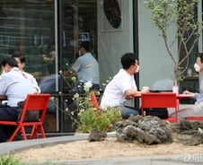 코로나 때 사회적 거리두기, 암 생존자-심장·뇌질환 '거리'도 넓혔다