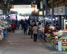 "의원님들, 휴일에 마트 쉬면 쿠팡 쓴답니다"[우보세]