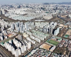 [단독]"조합원과 식사" vs "불법 촬영"…강남 재건축 대어, 고소 난타전