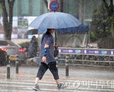 "비 오니까 또 무릎이…" 장마철 통증 참다간 봉변, 체온 관리해야