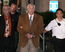 "샤워하며 껴안고 만졌다"…8살 입양 아들도 추행, 추악한 두 얼굴[뉴스속오늘]