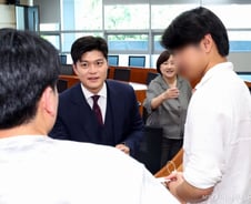 '단일대오' 박단 사퇴 발표 직후 전공의들 "정부와 해답 찾을 준비"