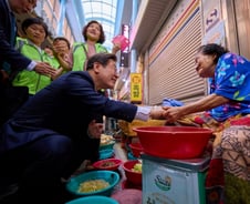 "내가 원한 대통령" "경기 살려주길"···이재명 대통령을 향한 민심