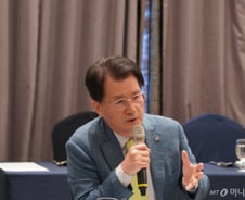 [우보세]창업진흥원장, 태극기·삼색기 배지 단 이유