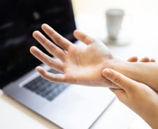 "밤마다 손 끝이 찌릿" 중년여성 울리는 이 증상…당뇨병 신호?