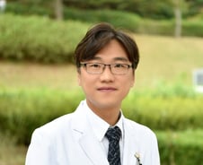 술·담배 즐기다 옆구리까지 아픈 복통이…최악의 암 부르는 '이 병'