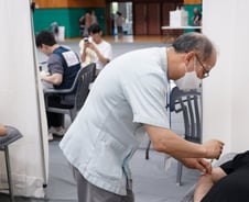 "폭염 속 어르신 건강 돌봐" 굿닥터스나눔단, 증평군서 한의 의료봉사