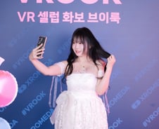 74만 유튜버 '모모리나'도 반한 기술…인기 셀럽들, XR에 빠졌다