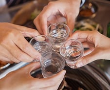 건강한 음주 절대 수칙…술 1잔에 물 1잔, 숙취 줄여줘요