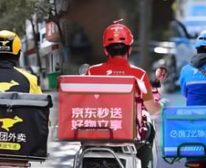 "더운 여름, 0원 밀크티 드세요" 중국 '배달 전쟁'에 주가 '뚝'