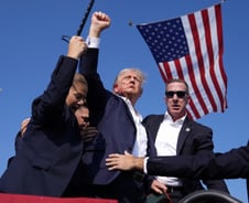 "총알이 귀 관통" 피 흘리는 트럼프, 두 주먹 불끈…총격범 현장 사살[뉴스속오늘]