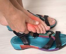 발가락 사이 5㎜ 안 벌어진다면…한여름 편하게 신는 이 신발이 '독'