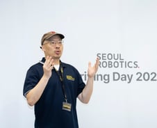 시야 막은 차, 줄줄이 달려 칼각 주차 '척척'…BMW도 반한 국산 기술