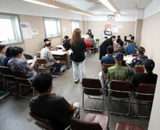 카드사 앱 먹통, 전화 대기 20분… 소비쿠폰 신청 첫날부터 '혼란'