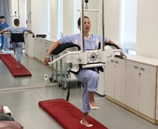 어린아이 구하다 교통사고…14년 목발 짚던 의인, 20분만에 '벌떡'