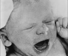 "자연임신 불가" 불임부부 기적…'007 작전' 속 아기 탄생[뉴스속오늘]