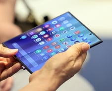 [IT썰] '갤Z 폴드7' UDC→펀치홀…"中 BOE 소송탓?"