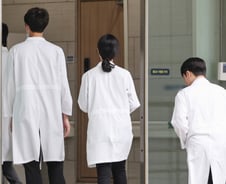 갈등 1년 반만에 '공식 소통' 시작한 정부·전공의…대화창구 복원 속도