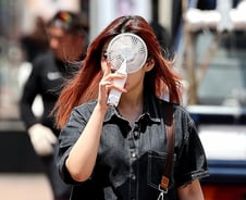 40도 폭염 '생존템' 아니었어?…"체온 올릴 수도" 손선풍기의 배신