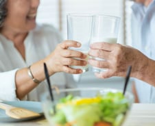 혈당·뼈 건강 챙겨야 하는 부모님, 두유 vs 우유 중 '효자 식품' 고른다면