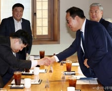 의협 "환자 안 보는 의대생, 사과 필요? 전공의 복귀 여부, 논의 더 해야"