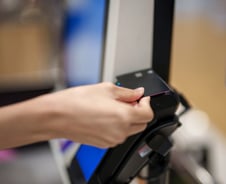 술 사던 단골손님 "혹시 번개탄도"…편의점 직원의 촉, 생명 구했다[오따뉴]