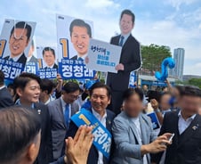 정청래는 소녀시대, 박찬대는 드래곤포니…엄지척·브이 경쟁[르포]