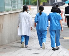 사직 전공의들 원래 병원 복귀…'의료정책 재검토·법적부담 완화' 합의는 아직