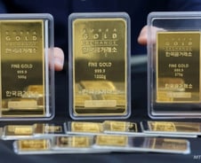 美 관세 부과에 금 선물 가격 최고치…올해 32% 올랐다