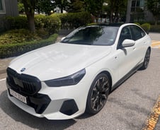 "밟자마자 알았다, 잘 나가는 이유"…BMW 550e 타보니[시승기]