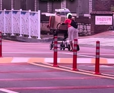 폐지 줍던 할머니 울린 20대…폭염 속 차 태워주고 선물 안겼다[오따뉴]