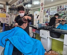 '문턱 없는 미용실' 꿈 이뤘다… 50년 경력 미용사가 봉사하는 이유