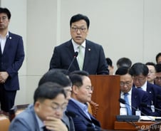 김병환 위원장 "홈플러스 M&A, 원매자 많지 않아..개입에 한계"