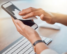 '세균 득실' 휴대폰, 손 소독제로 빡빡 닦았더니…"화면 왜 이래" [1분 생활백서]