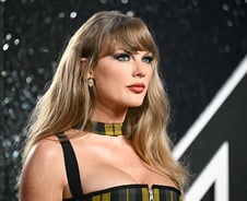 트럼프도 약혼 축하…1년에 '1조' 버는 여가수의 파워[스토리후]