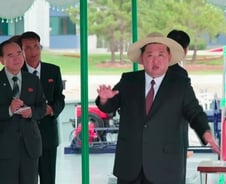 김정은, 경주 APEC 참석?…외교사령탑 "그럴 일 없어" 기대감 낮추는 이유