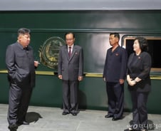'움직이는 요새' 김정은의 전용열차 '태양호'…마이바흐 SUV도 싣는다