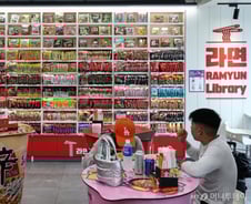 불티나게 팔린 '라면·화장품'..실적 신화 쓰는 K푸드·뷰티 "이제 시작"