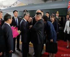 "베이징 열정적 환영"…북한 주민들에 김정은 방중, 딸 주애 동행 '선전'