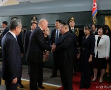 김정은 따라 중국 간 김주애, '4대 세습' 주인공?…열병식엔 안 나왔다