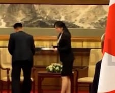 김정은 앉았던 의자 닦고 또 닦아…지켜보는 러 경호원 '어리둥절'