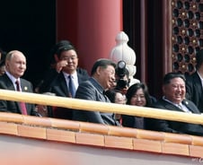 시진핑 바로 왼쪽에 앉은 김정은…"서열 2위 수준의 굉장한 예우 받아"