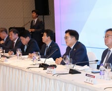 우원식-김정은 악수, 푸틴 통해 北에 유네스코 계기 문화교류 제안