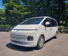 "9식구 대가족 차", "학원 통학버스로"…만능 MPV, 가격도 싸네[시승기]